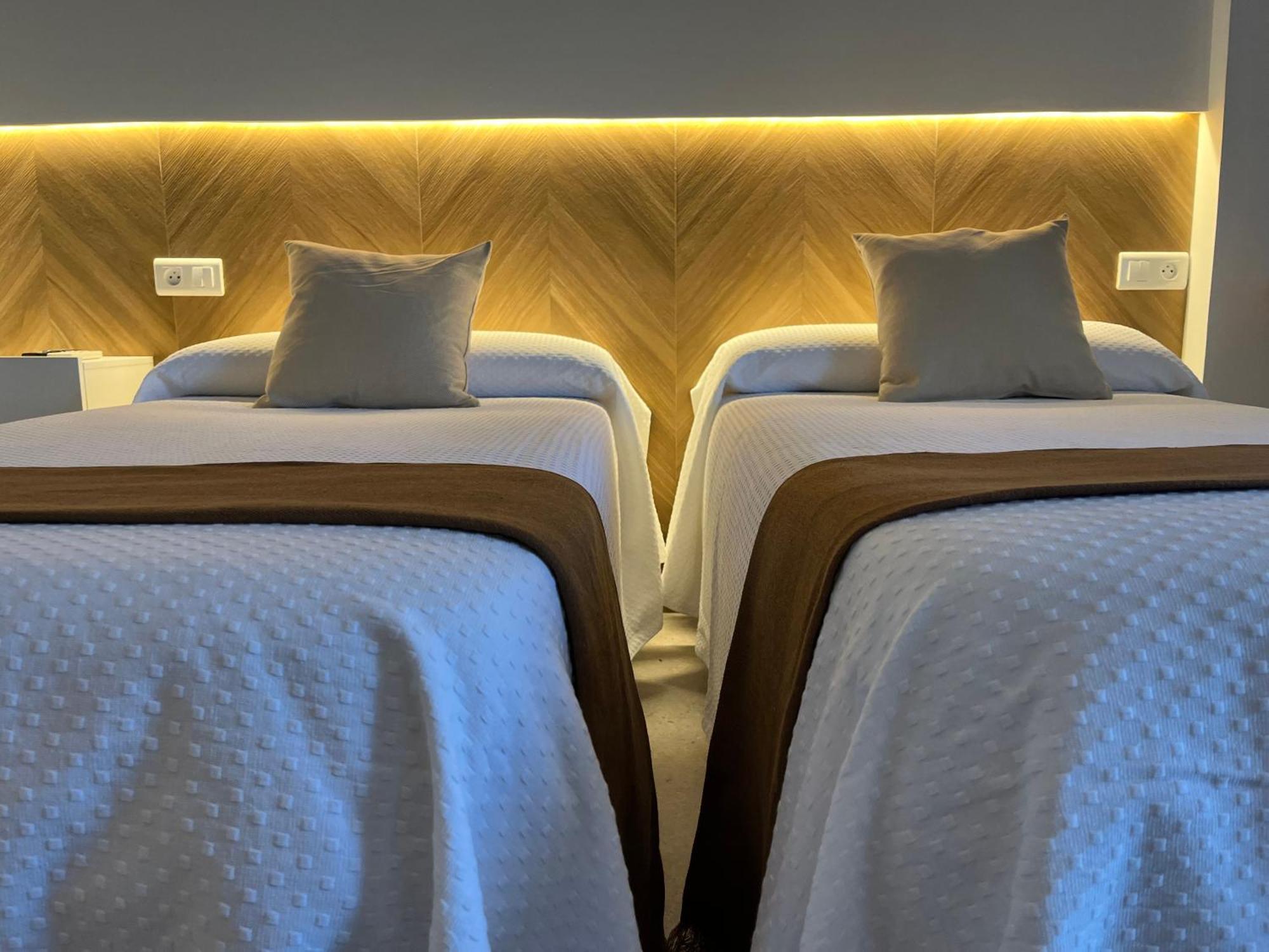 Hostal Parador De Los Llanos Torreorgaz エクステリア 写真